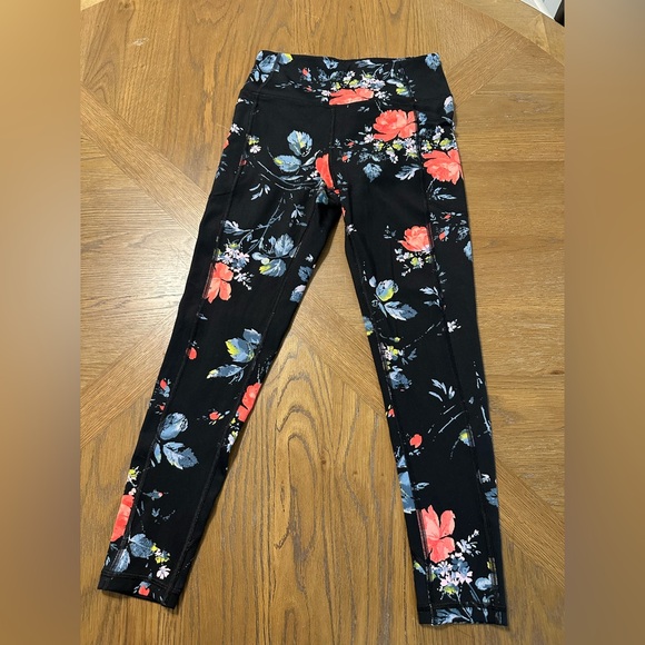 Victoria's Secret Pants - Victorias Secret 3/4 flowered leggings